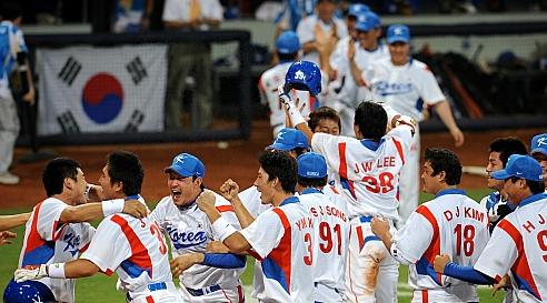 ↑ 13일 한국 야구대표팀이 미국에 승리를 거두고 환호하고 있다