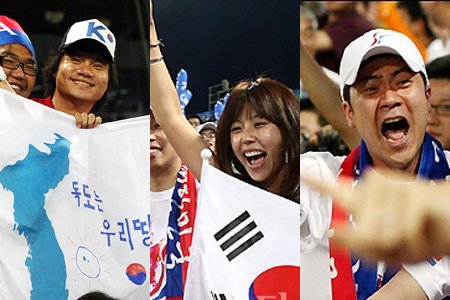 ↑16일 토요일밤 열린 한국과 일본의 베이징올림픽 야구 예선전에서 대표팀을 열광적으로 응원하고 있는 한국응원단 표정. ⓒ임성균 기자