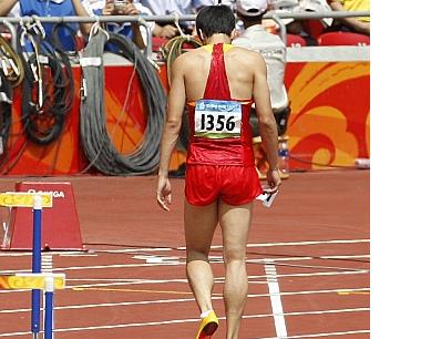 ↑ 18일 남자 육상 110m 허들에서 경기를 포기하고 퇴장하는 류샹의 뒷모습