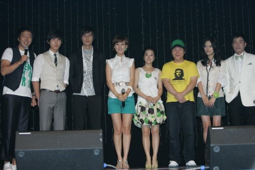 백성현(왼쪽 두번째),박보람(다섯번째), 이찬호(여섯번째) 등 \'울학교 이티\'를 빛낸 아역 출신 배우들. 