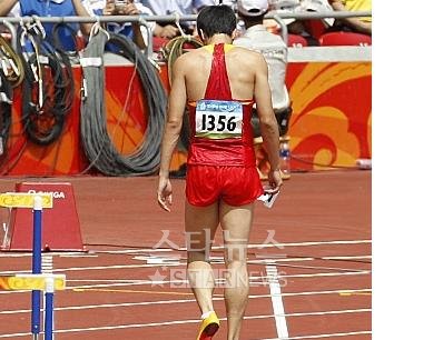 ↑ 18일 남자육상 110m 허들에서 경기를 포기하고 퇴장하는 류샹의 뒷모습