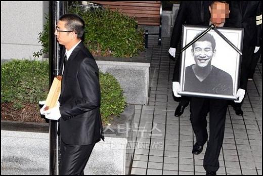↑↑故 이언의 영정 바로 앞에서, 공유가 고인의 위패를 들고 운구차로 향하고 있다. ⓒ홍봉진 기자