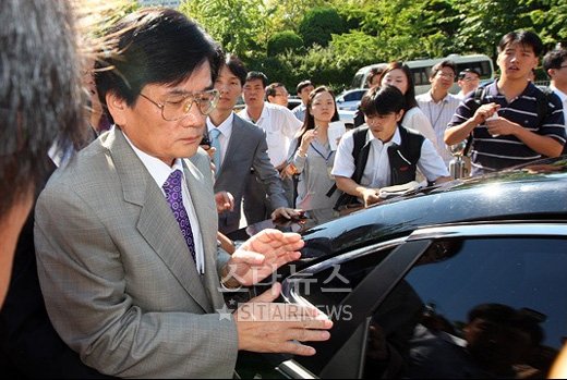 첫 출근하는 이병순 신임 KBS 사장 ⓒ이명근 기자