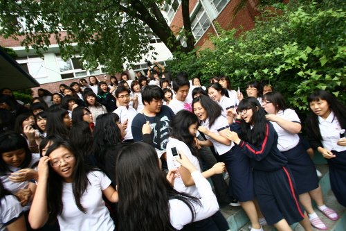 ⓒ<2일 오후 배우 김수로가 부산진여자상업고등학교를 깜짝 방문하자 수많은 학생들이 그를 보기 위해 몰렸다>