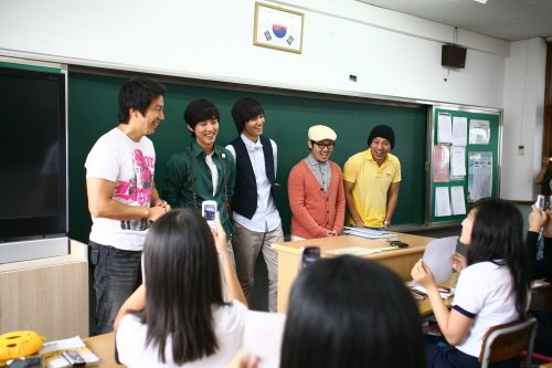 ⓒ<김수로 백성현 이민호 김기방 김형범 등 '울학교 이티' 출연진이 2일 부산진여상을 깜짝 방문하자 학생들이 기쁨을 감추지 못하고 있다>