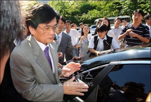27일 험난한 출근길에 나서던 이병순 신임 KBS 사장 ⓒ이명근 기자
