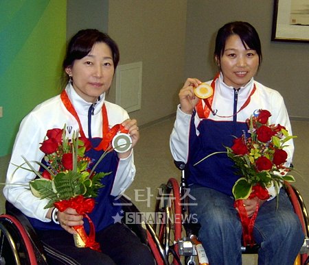 베이징 패럴림픽에서 금메달과 은메달을 획득한 이윤리(오른쪽) 김임연<사진 : 대한장애인체육회>