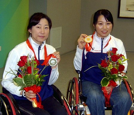 베이징 패럴림픽에서 금메달과 은메달을 획득한 이윤리(오른쪽)와 김임연 <br /><br />
<사진 : 대한장애인체육회><br /><br />
