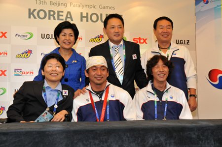 ↑금메달 리스트 홍석만(가운데 아래)을 축하하는 유인촌 장관(가운데 위)<br /><br />
<사진 : 대한장애인체육회>