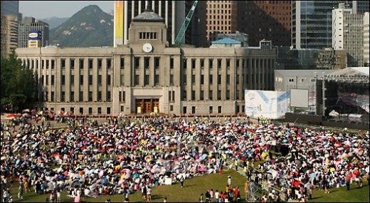 21일 서울시청 앞 광장에서 동방신기 미니콘서트를 기다리는 팬들 ⓒ송희진 기자 songhj@