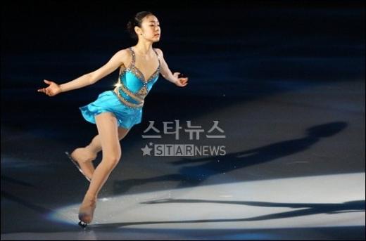 ↑지난 5월17일 오후 서울 목동 아이스링크에서 열린 'KCC 스위첸 페스타 온 아이스 2008' 세계 피겨스케이팅 올스타 초청공연에 참가한 은반의 요정 김연아가 멋진 공연을 펼치고 있다. ⓒ이명근 기자<br /><br />

