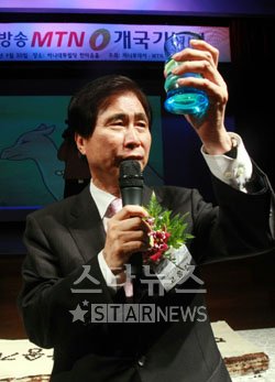 ↑ 30일 MTN 개국기념 리셉션에 참석한 고흥길 국회 문화방송통신위원장이 건배를 외치고 있다. 사진= 특별취재반