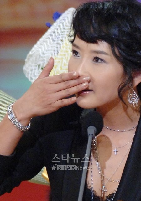 ↑2005년 12월31일 KBS 연기대상 시상식에서 수상직후 눈물을 글썽이는 최진실
