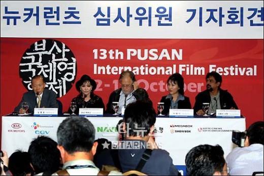 부산국제영화제 집행위원장과 뉴커런츠 심사위원단 안나 카리나, 폴 바움가르트너, 이화시, 산토시 시반(왼쪽부터) ⓒ 홍봉진 기자 hongga@