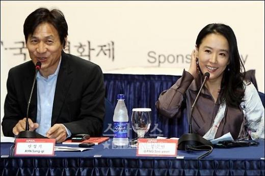 ⓒ<배우 안성기-강수연이 3일 오후 부산 해운데 그랜드호텔에서 열린 APAN conference에 참석해 이야기하고 있다. 홍봉진 기자>