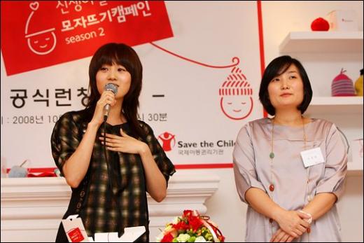 ↑7일 '신생아 살리기 모자뜨기 캠페인'에 참여한 이수영(왼쪽)과 박경림 ⓒ이명근 기자