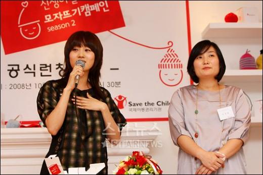 ↑7일 '신생아 살리기 모자뜨기 캠페인'에 참여한 이수영과 박경림 ⓒ이명근 기자