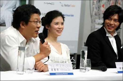 폐막작 기자회견에 참석 중인 윤종찬 감독, 배우 이보영, 현빈(왼쪽부터) ⓒ 홍봉진 기자