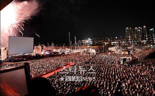 축포를 터뜨리는 제13회 부산국제영화제 현장 ⓒ 홍봉진 기자