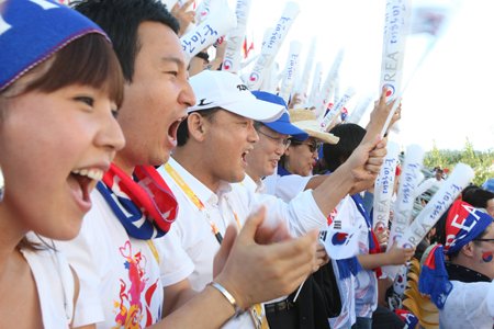 ↑ 지난 8월 15일 오후 남자양궁 개인전 결승전에서 응원하는 연예인응원단 <출처=문화체육관광부 홈페이지>
