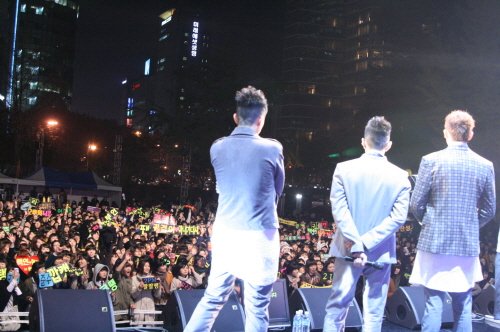 콘서트장을 찾은 팬들에게 감사인사를 전하고 있는 2PM ⓒJYP