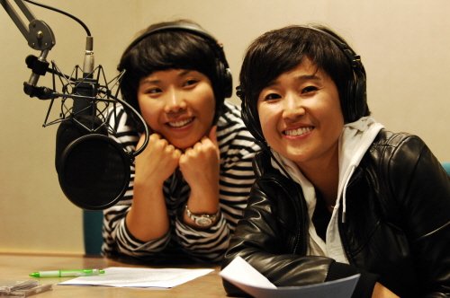 SBS 파워FM '송은이 신봉선의 동고동락'으로 생애 첫 라디오 DJ를 맡은 송은이. 뒤로 후배 신봉선이 송은이를 사랑스럽게 쳐다보고 있다 ⓒSBS 제공