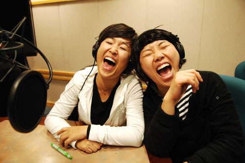 생방송 전 라디오 부스에서 환하게 웃고 있는 송은이(왼쪽)와 신봉선 ⓒSBS 제공