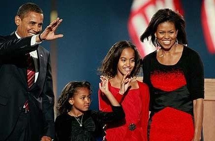 ↑ 미 44대 대통령 당선이 확정되자 시카고에서 지지자들에게 인사를 하고 있는 버락 오바마와 두 딸, 그리고 아내 미셸 오바마.(왼쪽부터)