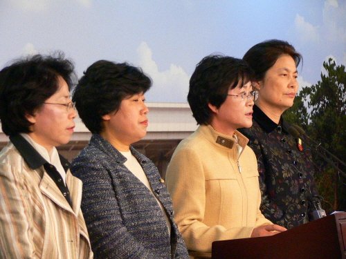 ▲(왼쪽부터)민주당 홍미영 전 의원, 조배숙 김상희 최영희 의원