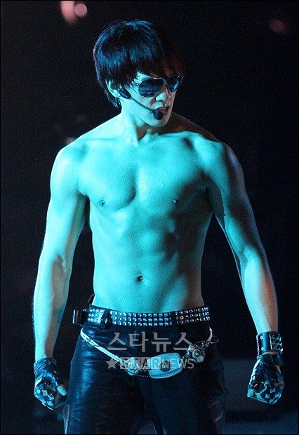 ↑'2008 MKMF'서 열정적인 무대를 선보이고 있는 비 ⓒ이명근 기자 