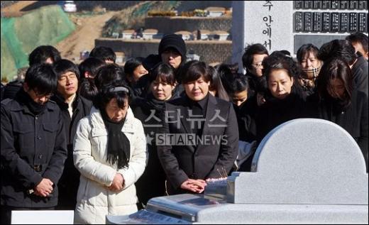 ↑故 최진실 49재에 참석한 유족 및 연예계 동료들 ⓒ양수리(경기)=이명근 기자<br /><br />
