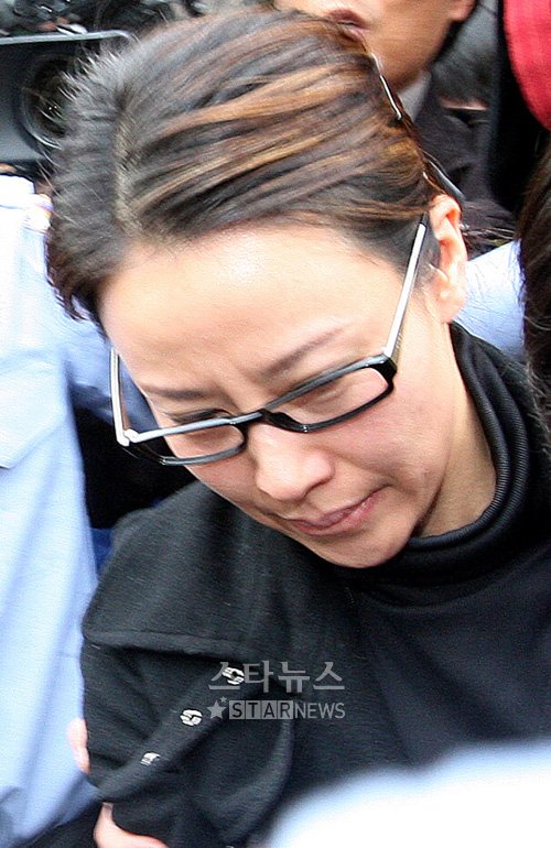 ↑ 26일 의정부지방법원 고양지원에서 열린 공판에 출석하는 옥소리 ⓒ임성균 기자