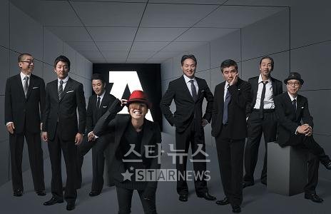 ↑2008 A-어워즈 수상자. 왼쪽부터 마이미스트 유진규, 배우 사정우, 디자이너 정욱준, 가수 G-드래곤, 야구 감독 김경문, 영화감독 김지운, 소설가 이외수, aA디자인뮤지엄 대표 김명한.<br /><br />
