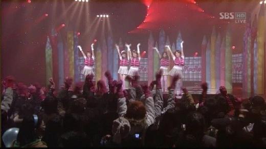고무장갑 응원을 선보이는 카라 팬들 <사진출처=SBS '인기가요' 캡처>