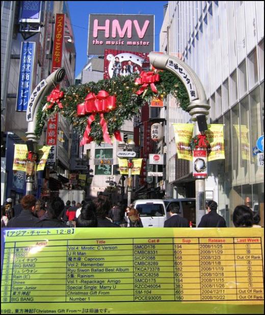17일 일본 도쿄에 위치한 한 HMV 매장 내 공개된 아시아 차트 ⓒ머니투데이 스타뉴스