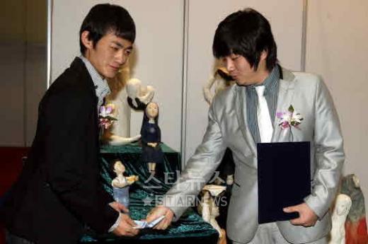 '2008 서울 인형전시회'에 참석한 한민관과 김재욱(오른쪽) ⓒ 홍봉진 기자