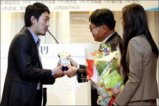 '황금촬영상' 남우주연상을 수상하는 배우 하정우 ⓒ 송희진 기자