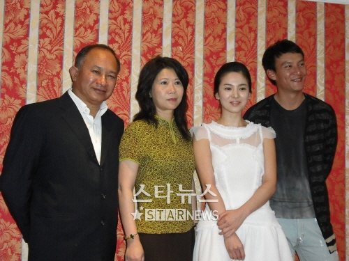 프랑스 칸 마제스틱 호텔에서 열린 '1949' 제작보고회에 오우삼 감독과 제작자, 송혜교와 장첸(왼쪽부터)이 참석해 포즈를 취하고 있다>ⓒ 머니투데이 스타뉴스