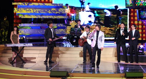 30일 '2008 SBS 연예대상' 오프닝에서 공연 중인 '패밀리밴드' <사진제공=SBS>