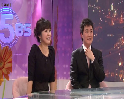 방송인 강수정(왼쪽)과 OBS 경인TV 강동원 앵커 <사진제공=OBS 경인TV>