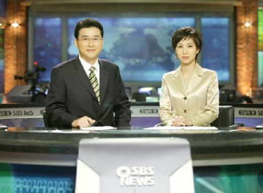 SBS '8뉴스'를 진행하는 신동욱 앵커(왼쪽)와 김소원 아나운서 ⓒ사진=SBS제공