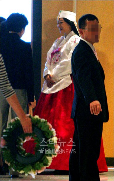 지난해 10월 임신중인 톱스타 김희선 시아주버니의 결혼식에 참석한 모습 ⓒ이명근기자 