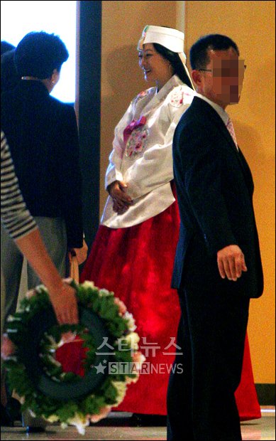 지난해 10월 임신중인 톱스타 김희선 시아주버니의 결혼식에 참석한 모습 ⓒ이명근기자<br /><br />
 <br /><br />
