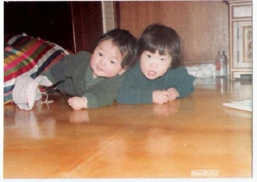 이특(왼쪽)과 친누나의 어릴적 사진 <사진제공=MBC>
