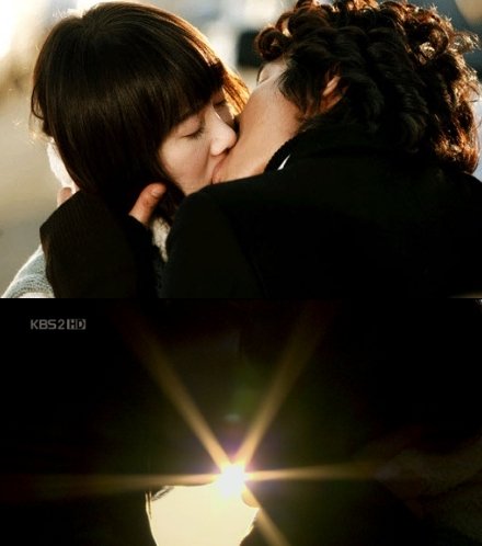 지난 2일 공식보도자료를 통해 3일 방송될 내용으로 공개된 KBS 2TV '꽃보다남자'의 구혜선과 이민호의 키스장면(위)과 3일 방송된 구혜선과 이민호의 키스장면(아래)
