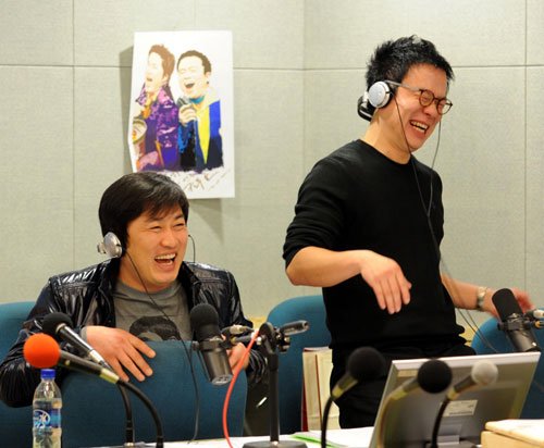 '컬투쇼' 진행 중 정찬우(왼쪽)와 김태균<사진=SBS>