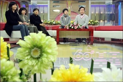 EBS '부모 60'의 진행자 이혁재, 지승현과 연출진들(오른쪽부터) ⓒ임성균 기자
