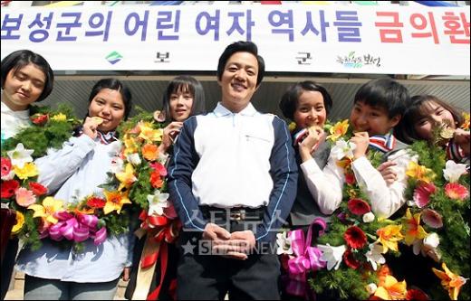 '킹콩을 들다' 이범수(가운데) 조안(이범수 오른쪽) 등 역도부 선수들 ⓒ 임성균 기자