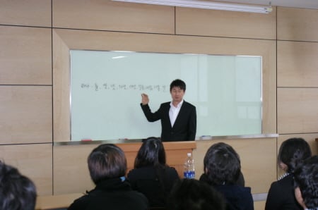 지난 6일 교수자격으로 교단에 선 개그맨 남희석 <사진제공=대경대학교>