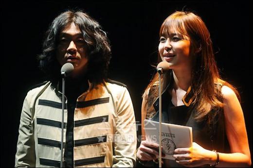 ↑제6회 한국대중음악상 사회를 맡은 윤도현(왼쪽)과 이하나